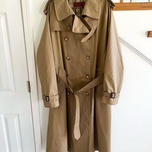 Nordstrom trench coat 44R nwot item limited edition came out Christmas.